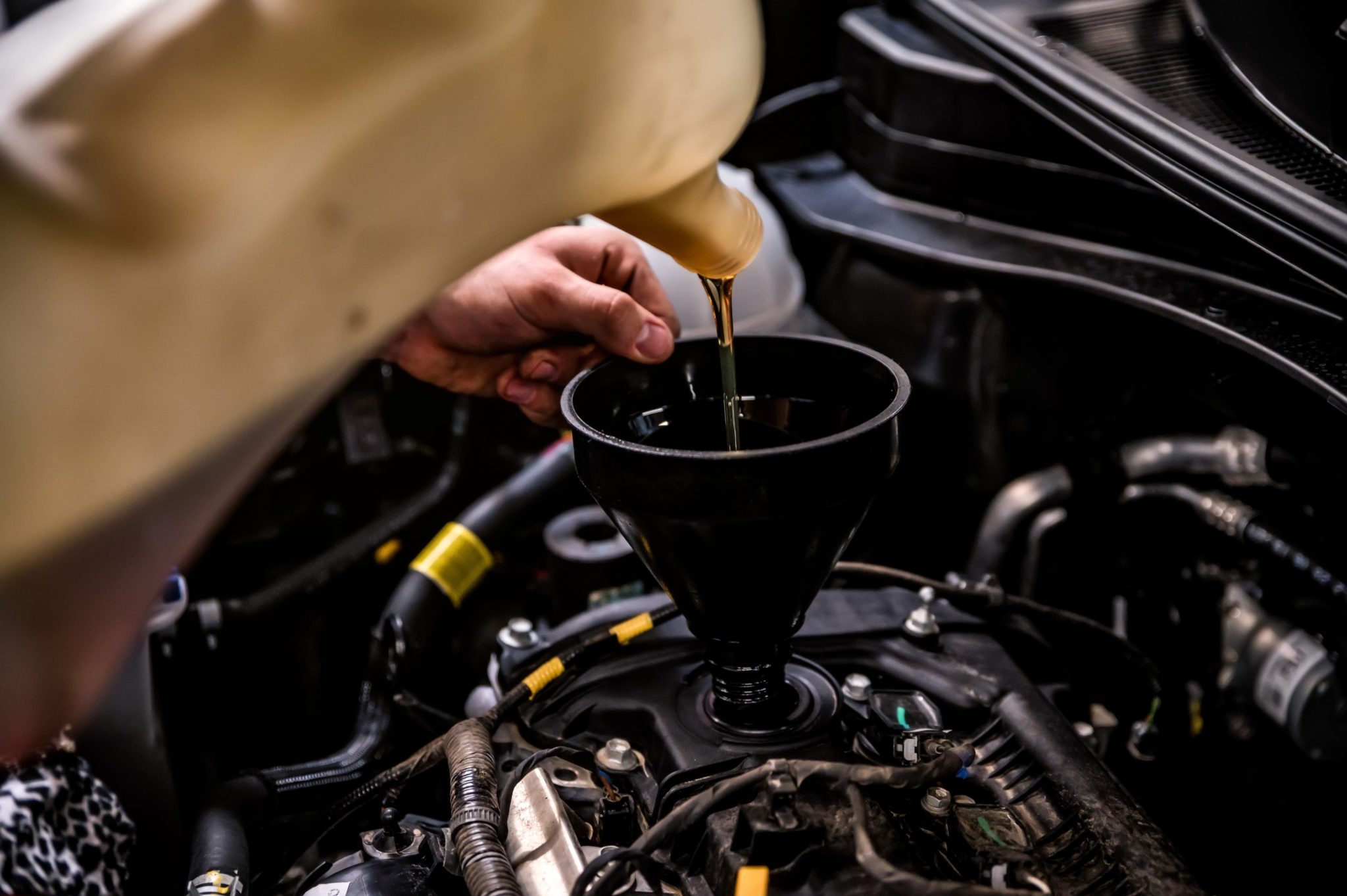 Te mostramos algunas razones por las que un auto consume mucho aceite y que recomendaciones debes seguir para evitar un alto consumo de aceite